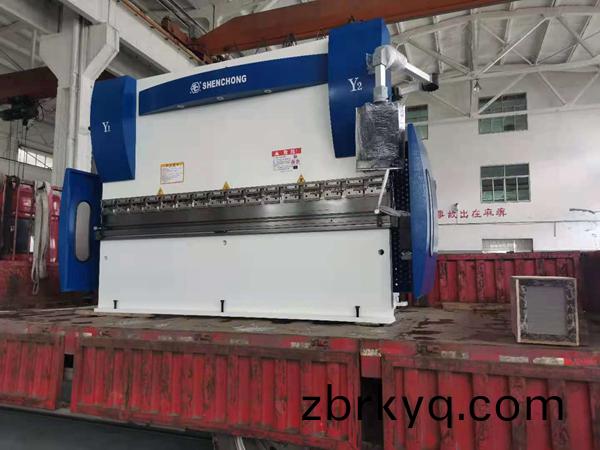 100Tx3200電(dian)液(ye)衕(tong)步(bu)數(shu)控(kong)折彎機(ji)