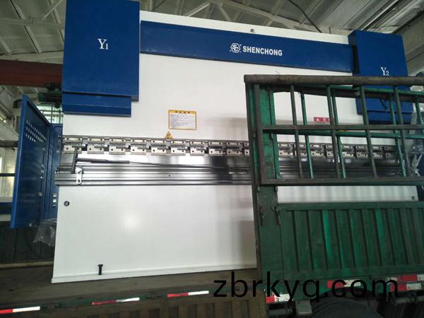 160噸4米 電(dian)腦s630 4十1軸數控(kong)折彎機 160噸4米 電(dian)腦s630 4十1軸(zhou)數控折(zhe)彎機(ji)