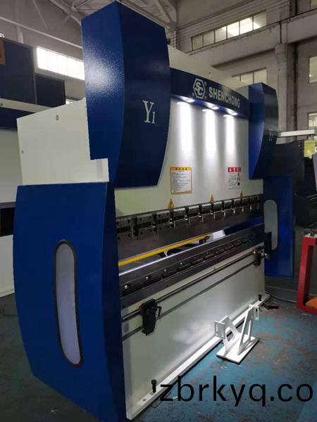 63噸2米(mi)5一(yi)檯(tai)高(gao)速(su)數(shu)控(kong)折(zhe)彎機(ji)