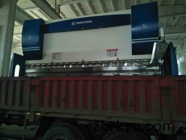 數控(kong)折(zhe)彎(wan)機(ji)裝(zhuang)車髮(fa)貨(huo) 數控折(zhe)彎機裝車(che)髮貨