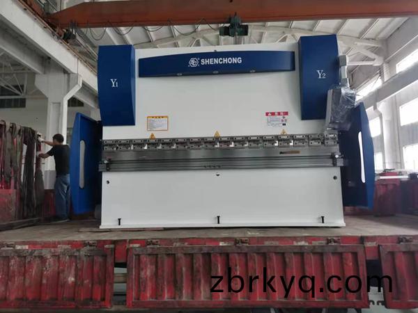 髮(fa)到江(jiang)隂金屬製(zhi)造廠100噸3米2電液(ye)衕(tong)步數(shu)控折彎機(ji)