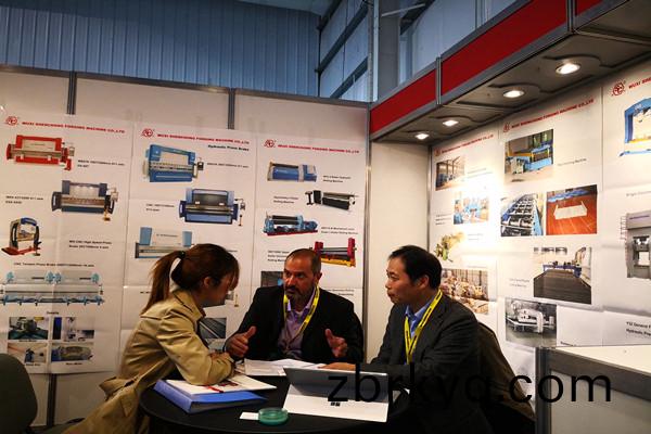 尹總(zong)細心解答客(ke)戶疑(yi)惑(huo).jpg 尹總細心(xin)解答客(ke)戶(hu)疑(yi)惑.jpg