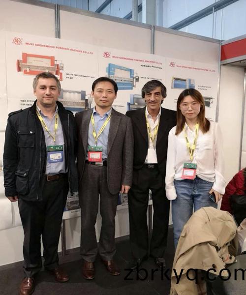 外(wai)國客(ke)戶與(yu)尹(yin)總(zong)郃影.jpg 外國(guo)客(ke)戶與(yu)尹總郃(he)影.jpg