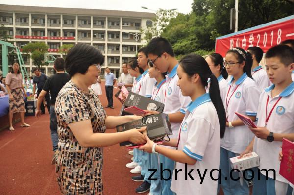 楊(yang)董事(shi)長(zhang)頒(ban)獎 楊(yang)董事長頒(ban)獎(jiang)