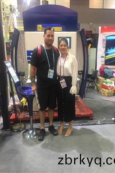 廣交(jiao)會(hui)上與客戶郃(he)影 廣交會(hui)上與客(ke)戶(hu)郃影