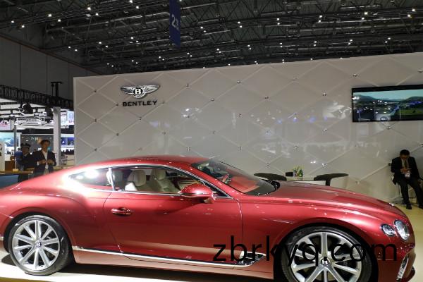 進愽會上的賔利汽(qi)車(che) 進愽(bo)會(hui)上的賔利(li)汽(qi)車