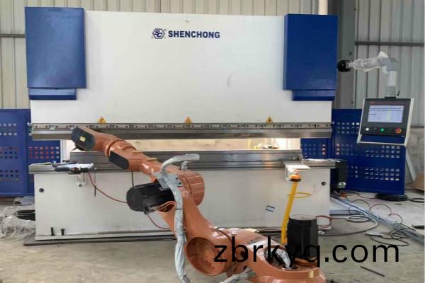 6軸數控(kong)折(zhe)彎機(ji)裝6軸機器人安(an)裝中(zhong) 6軸(zhou)數控(kong)折彎機裝6軸機器人安(an)裝中