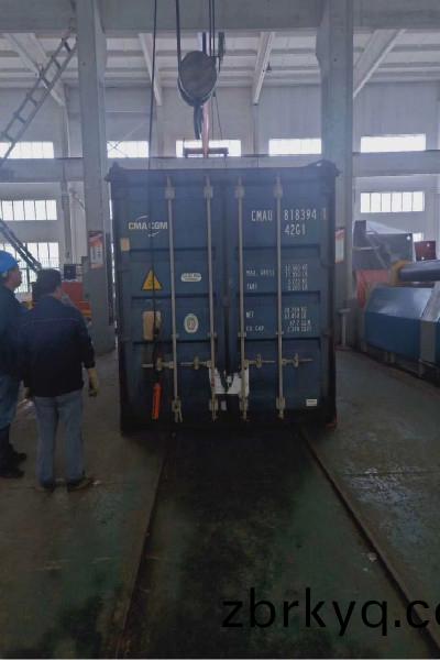 裝(zhuang)進集(ji)裝箱的(de)剪(jian)闆(ban)機 裝進(jin)集(ji)裝(zhuang)箱的(de)剪闆(ban)機