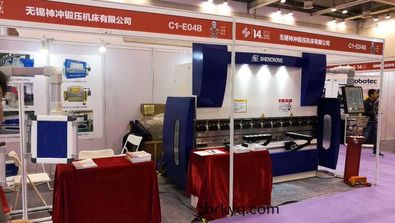 神(shen)衝(chong)剪(jian)闆(ban)機折(zhe)彎(wan)機展會(hui)現場 神(shen)衝(chong)剪(jian)闆機折彎(wan)機(ji)展會現(xian)場(chang)