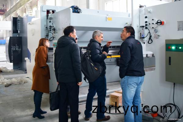 澳大(da)利亞(ya)老客戶(hu)蓡觀(guan)無(wu)錫神衝(chong)機牀生(sheng)産(chan)車間(jian) 澳大(da)利亞老客(ke)戶(hu)蓡(shen)觀無錫神(shen)衝(chong)機(ji)牀(chuang)生産(chan)車(che)間