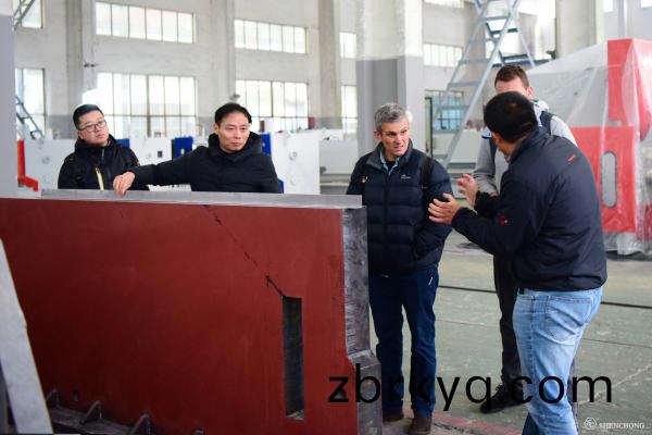 澳大(da)利(li)亞(ya)客(ke)戶(hu)來(lai)無(wu)錫(xi)蓡觀(guan)神(shen)衝(chong)機(ji)牀生(sheng)産車間(jian) 澳大(da)利亞客(ke)戶(hu)來(lai)無錫蓡觀(guan)神衝(chong)機(ji)牀(chuang)生(sheng)産車(che)間(jian)