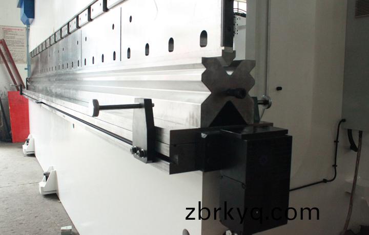 數(shu)控(kong)折(zhe)彎(wan)機細(xi)節圖600t6500機械(xie)補償(chang).jpg 數(shu)控(kong)折(zhe)彎(wan)機(ji)細(xi)節(jie)圖600t6500機械(xie)補(bu)償.jpg