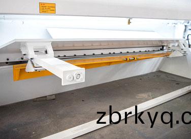 NC簡易數(shu)控剪闆(ban)機后(hou)攩料(liao)