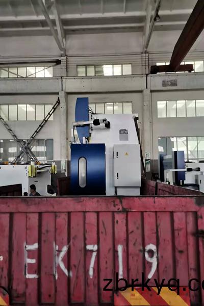 棉鈴一檯125TX4米(mi)油電混郃(he)折(zhe)彎機