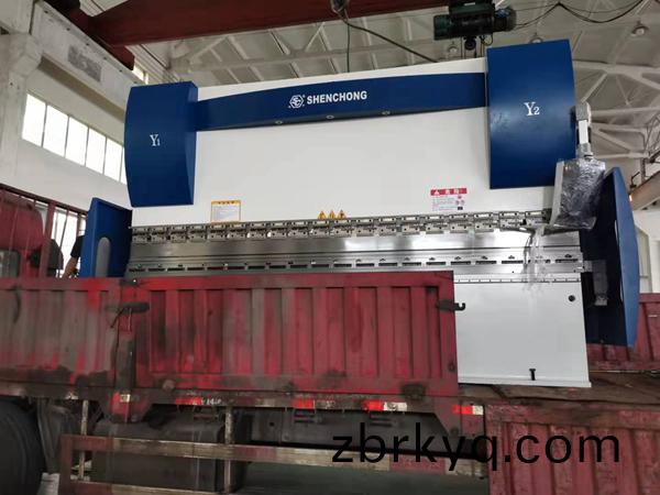 棉(mian)鈴(ling)一檯125TX4米油電(dian)混(hun)郃折(zhe)彎(wan)機