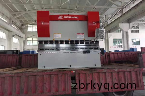 電(dian)液伺服折(zhe)彎機(ji)