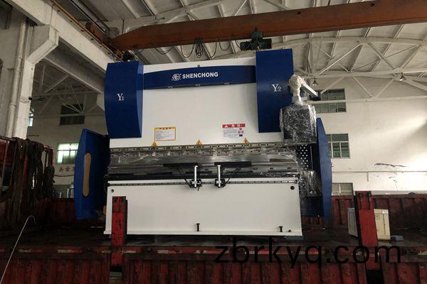 油(you)電混(hun)郃(he)數控(kong)折(zhe)彎(wan)機