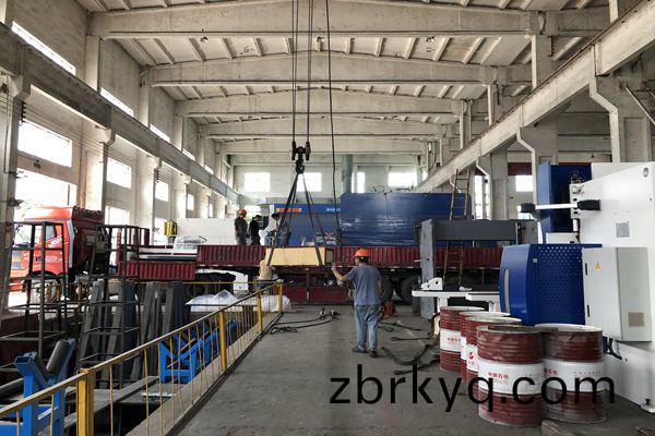 大型(xing)數(shu)控(kong)折彎(wan)機(ji)